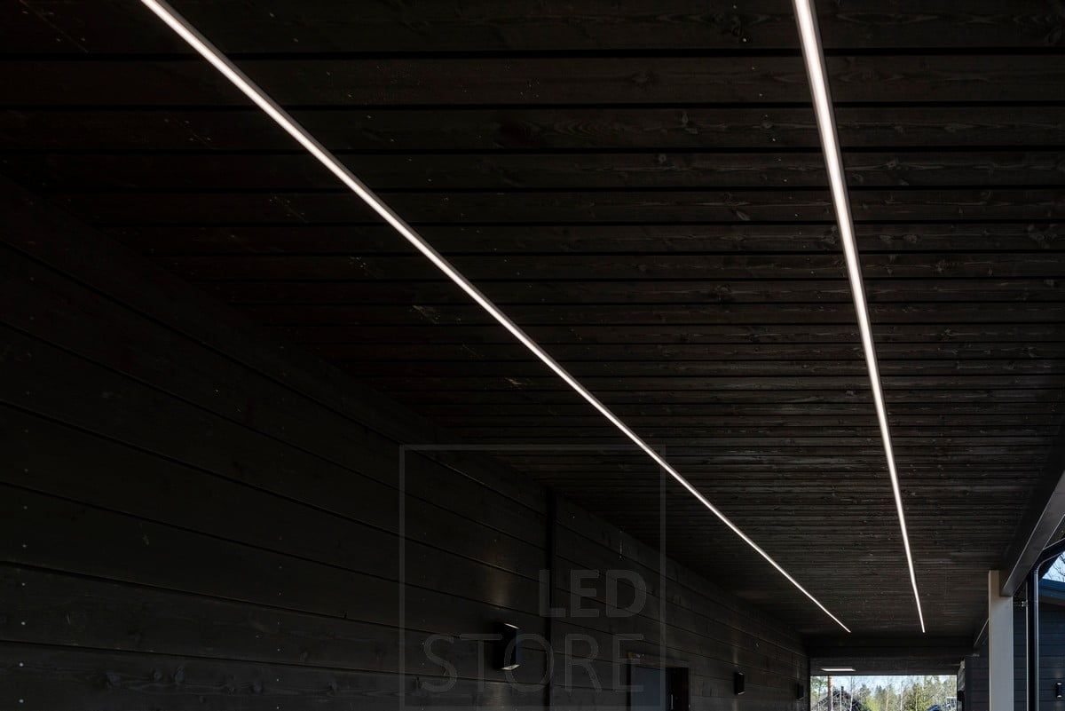 LED-lampor för utomhusbruk på baldakinen som lyser upp utrymmet med jämnt ljus. Ledstore.fi