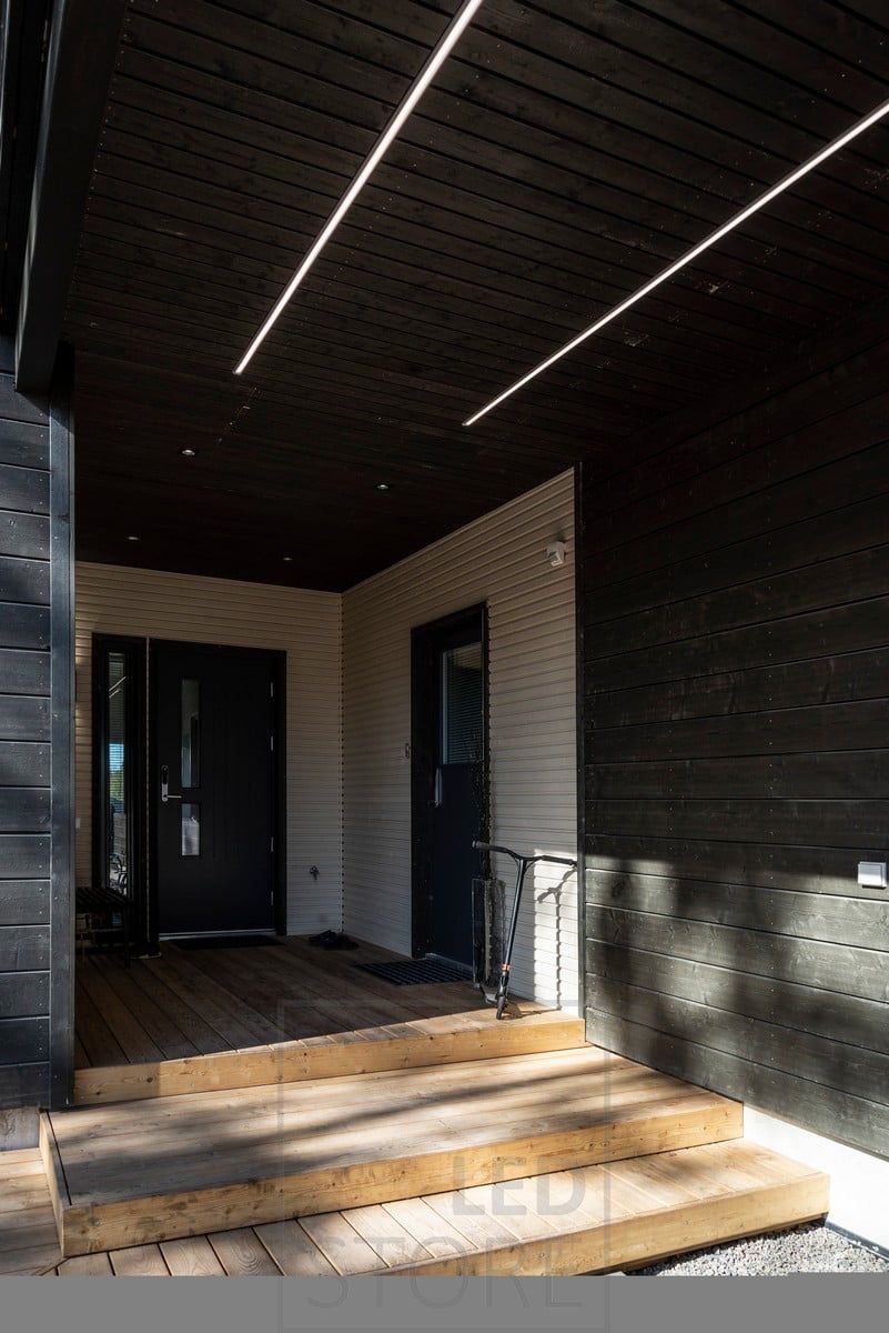 LED-list på en låg ytprofil på ett tak, belyser taket. Ledstore.fi