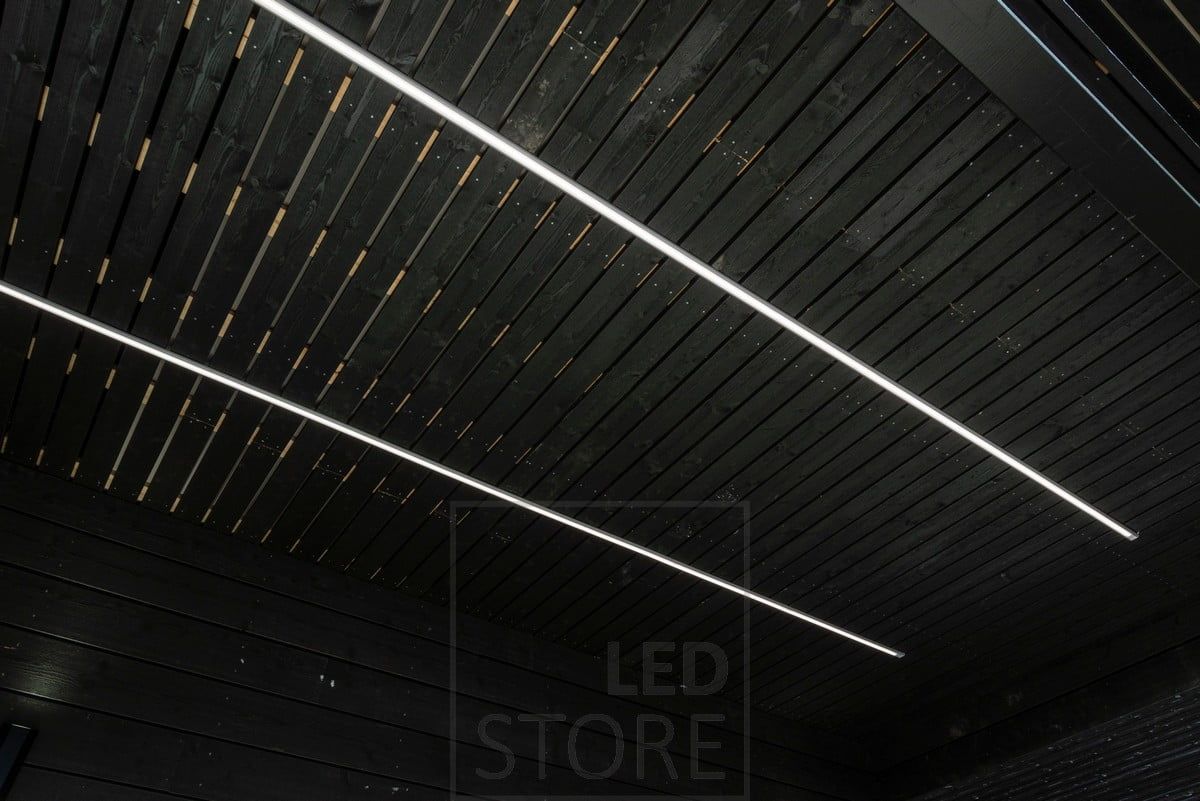 LED-band i den låga profilen på baldakinen. Ledstore.fi