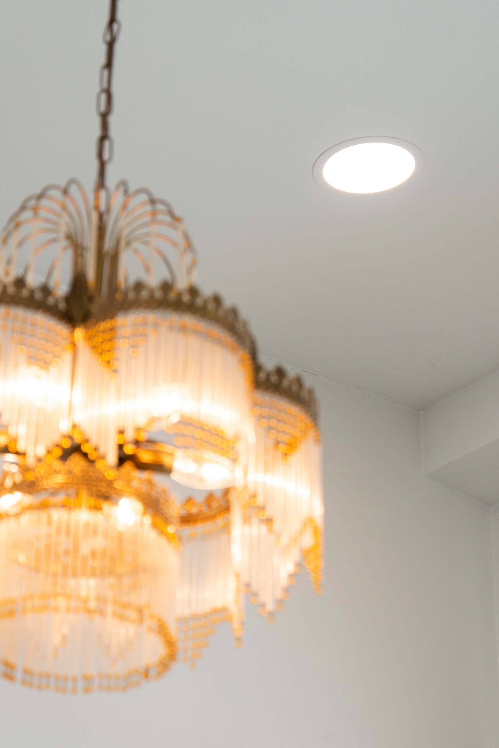 LED STORE på en vit kvadrat på en grön bakgrund, fetstilt sans-serif-teckensnitt belyser energieffektiva belysningslösningar.