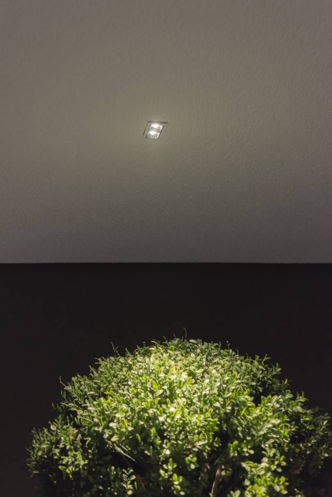 En tänd spotlight på taket på Line 2. © LedStore