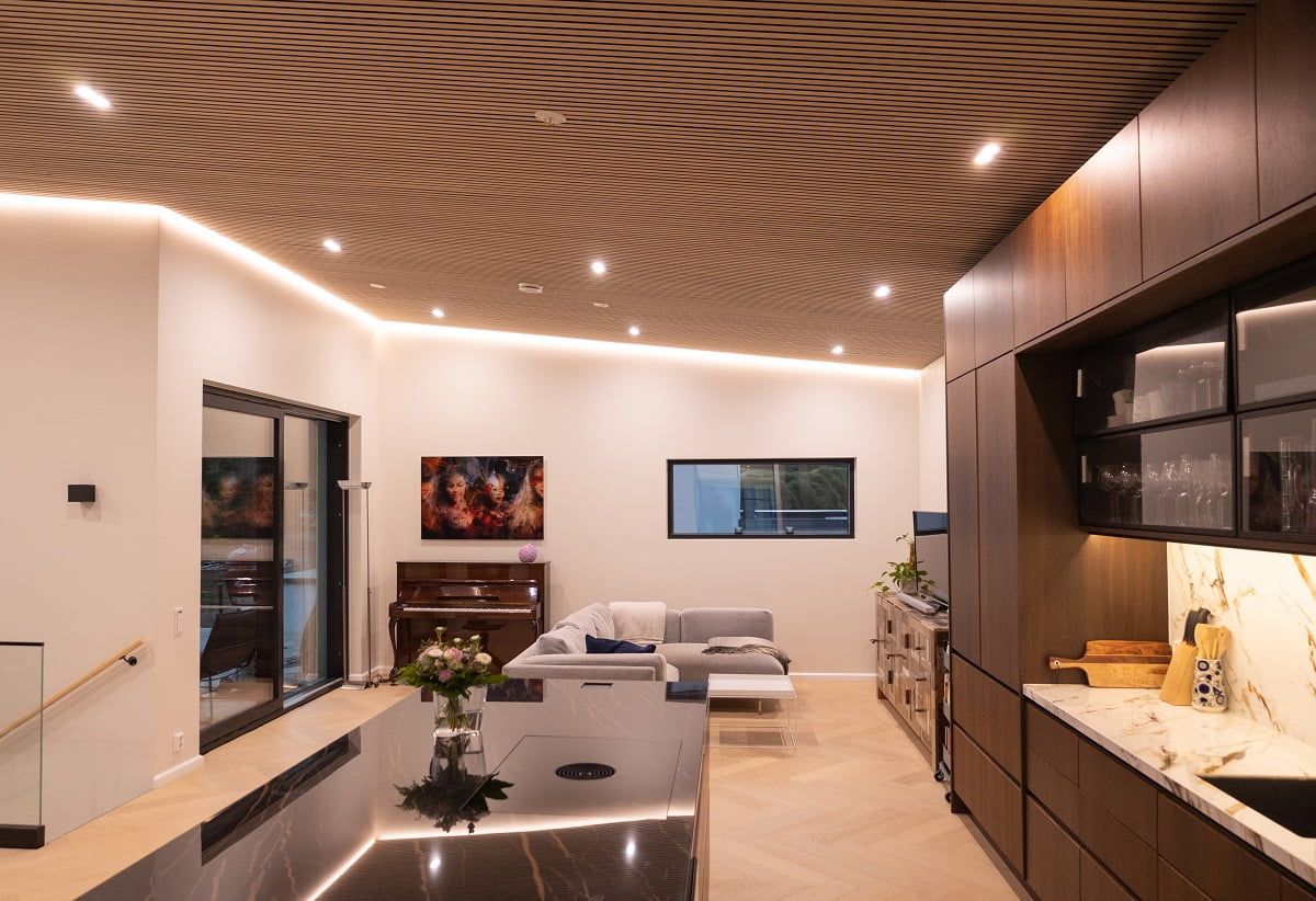 Det öppna vardagsrummet, köket och matsalen belyses med Double Cant-belysning och en indirekt monterad 14,4 W/m LED-strip. © LedStore.fi