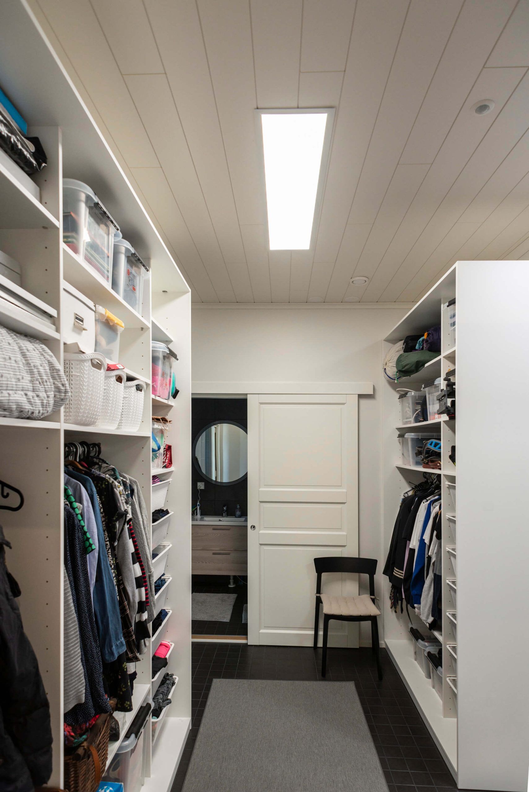 En grön bakgrund med en vit fyrkant i mitten och "LED STORE" i fetstil, vilket framhäver varumärkesidentiteten för butiken med LED-belysning.