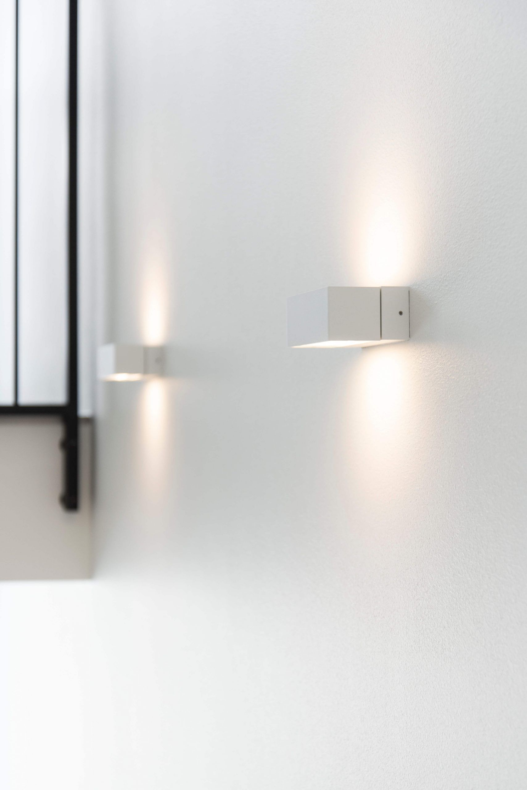 LED STORE-logotyp på grön bakgrund och en vit kvadrat, som lyfter fram energieffektiva belysningslösningar för moderna utrymmen.