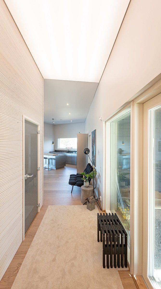 Takfönster i en hög korridor.