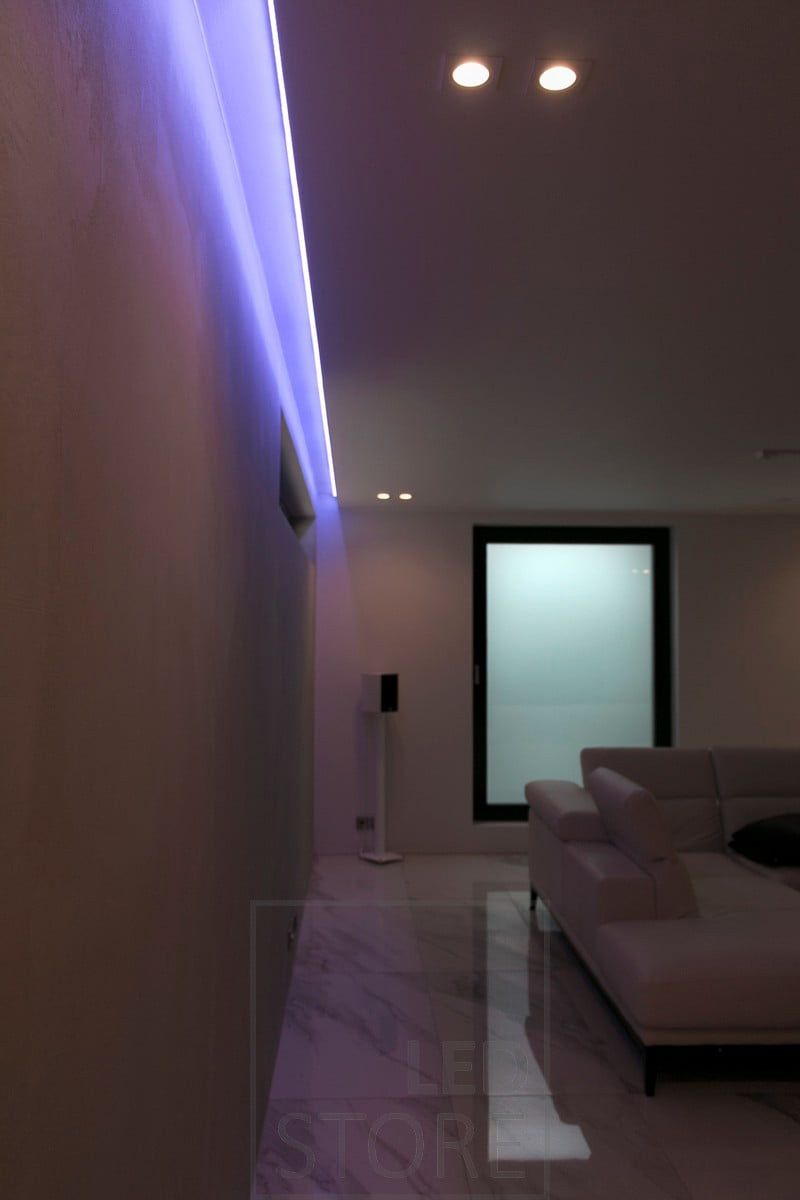 Färg-justerbar-RGB+W-led-ribbon-skapar-suddig-immersionsbelysning-