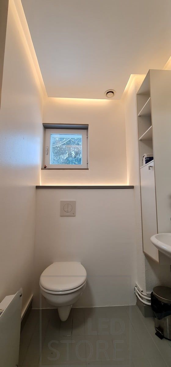 Indirekt belysning för hela badrummet. LED-listen i toalettstolen fungerar även som nattlampa och tänds av en rörelsesensor. Ledstore.fi