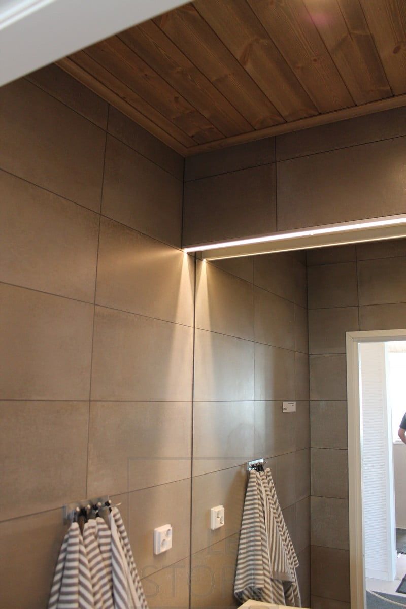 Spegel med LED-list belyst i toalettrummet. Ledstore.fi