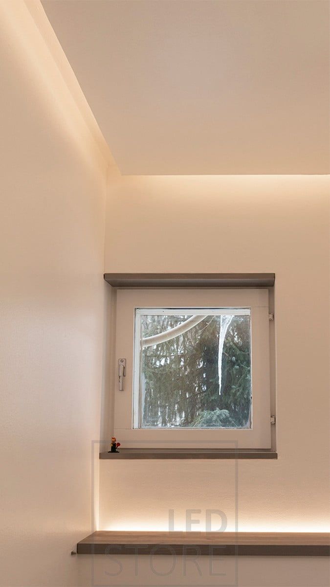 Ett väggmonterat toalettskåp med en LED-remsa som är vänd uppåt. Den skapar ett stämningsfullt ljus och tänds av en rörelsesensor så att den även fungerar bra som nattlampa. I taket i den nedfällbara LED-listen riktad mot väggen. Ledstore.fi