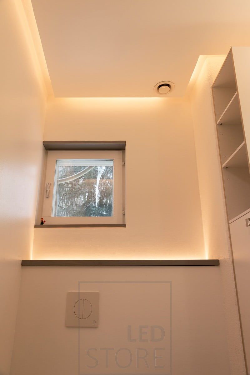 Ett väggmonterat toalettskåp med en LED-remsa som är vänd uppåt. Den skapar ett stämningsfullt ljus i utrymmet och tänds av en rörelsesensor så att den även fungerar bra som nattlampa. I taket i den nedfällbara LED-listen som är riktad mot väggen. Ledstore.fi