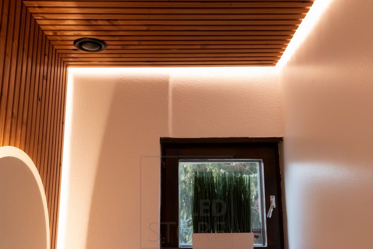LED-list bakom tröskeln till toaletten skapar stämningsfullt indirekt ljus. Ledstore.fi