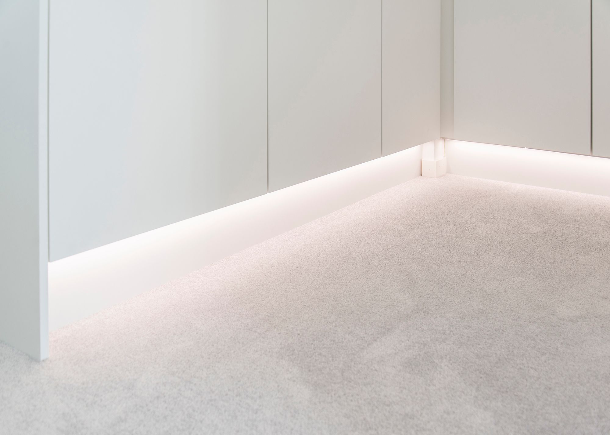 LED-ljusramp i botten av en garderob som ger ett indirekt, stämningsfullt ljus. Ljusets färgtemperatur 4000K Ledstore.fi