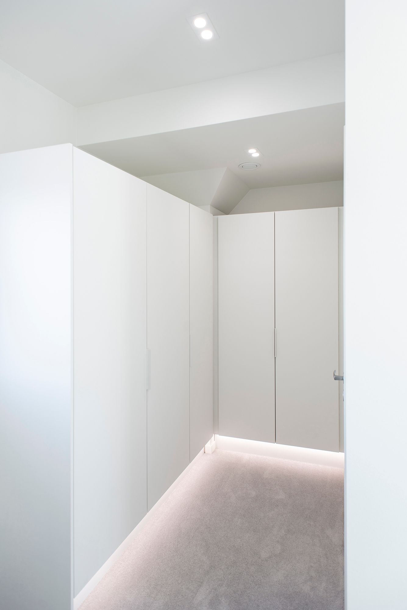 LED-ljusramp i aluminiumprofil på sockel som ger indirekt ljus, TUPLA KANTTI downlights i taket. Ledstore.fi