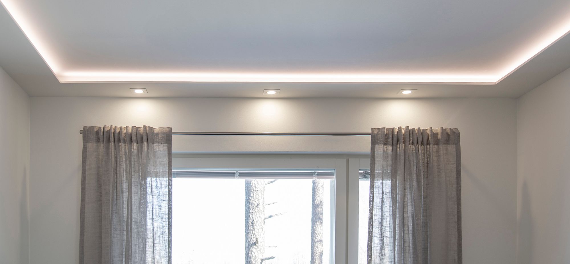 Mjuk och stämningsfull belysning med LED-lister och spotlights i en downlightklämma. Ledstore.fi