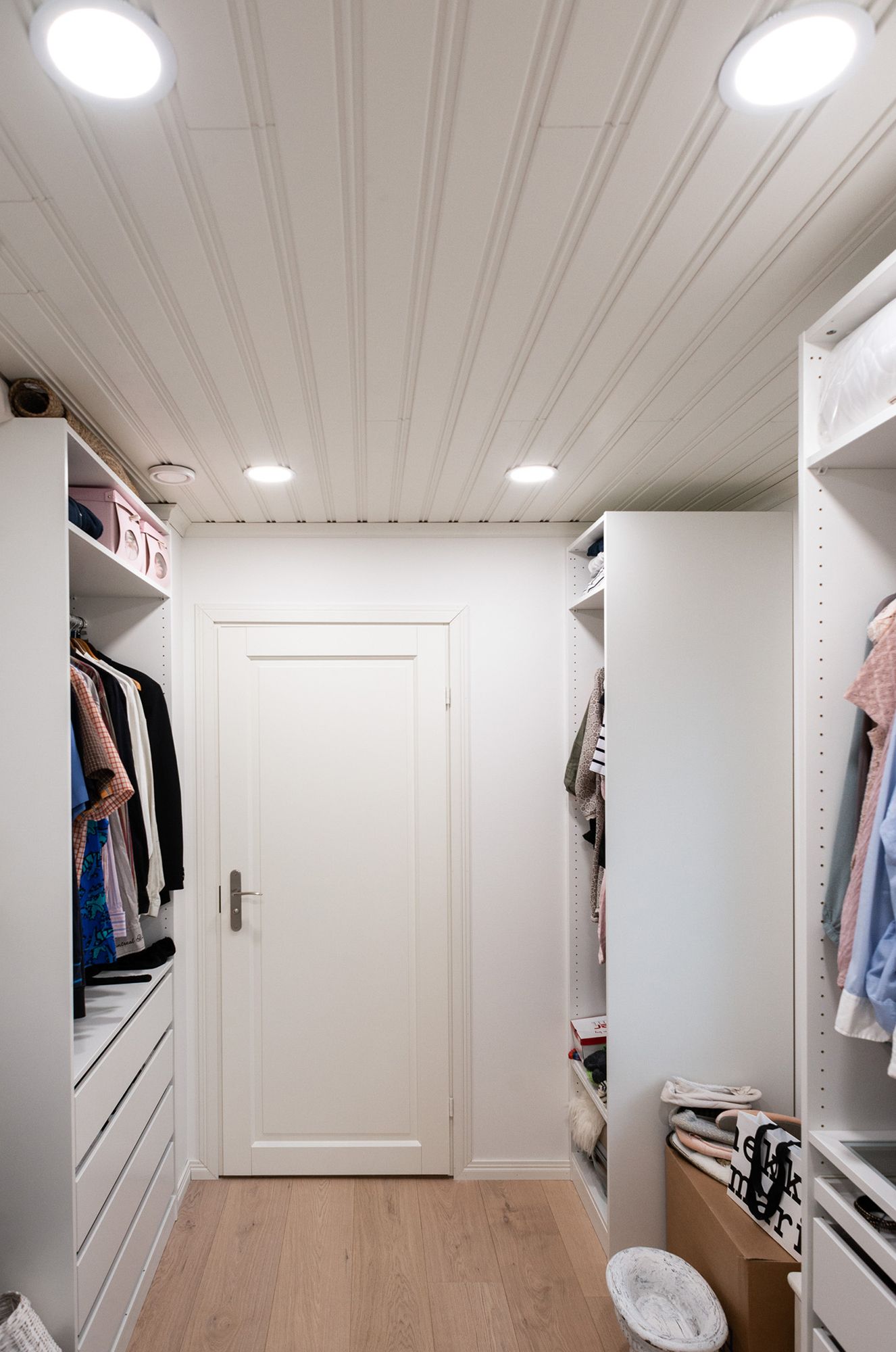 UPPOAVA Led Plafondi 160 i taket på en garderob, belyser med ett enhetligt och högkvalitativt ljus. Ljuset öppnar upp till 110 grader. Ledstore.fi