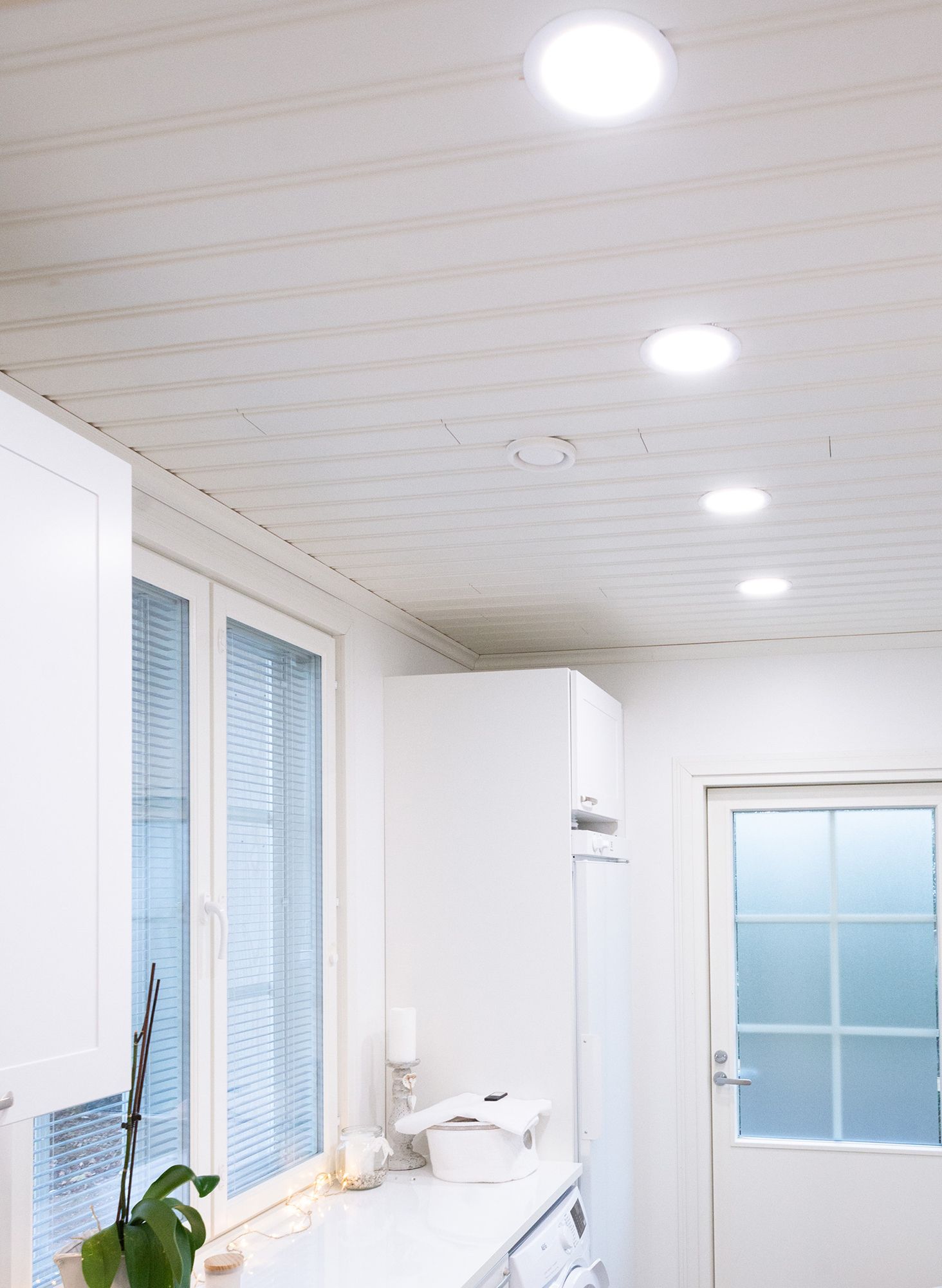 En tvättstuga belyst med takarmaturer för jämn och effektiv belysning. Ledstore.fi