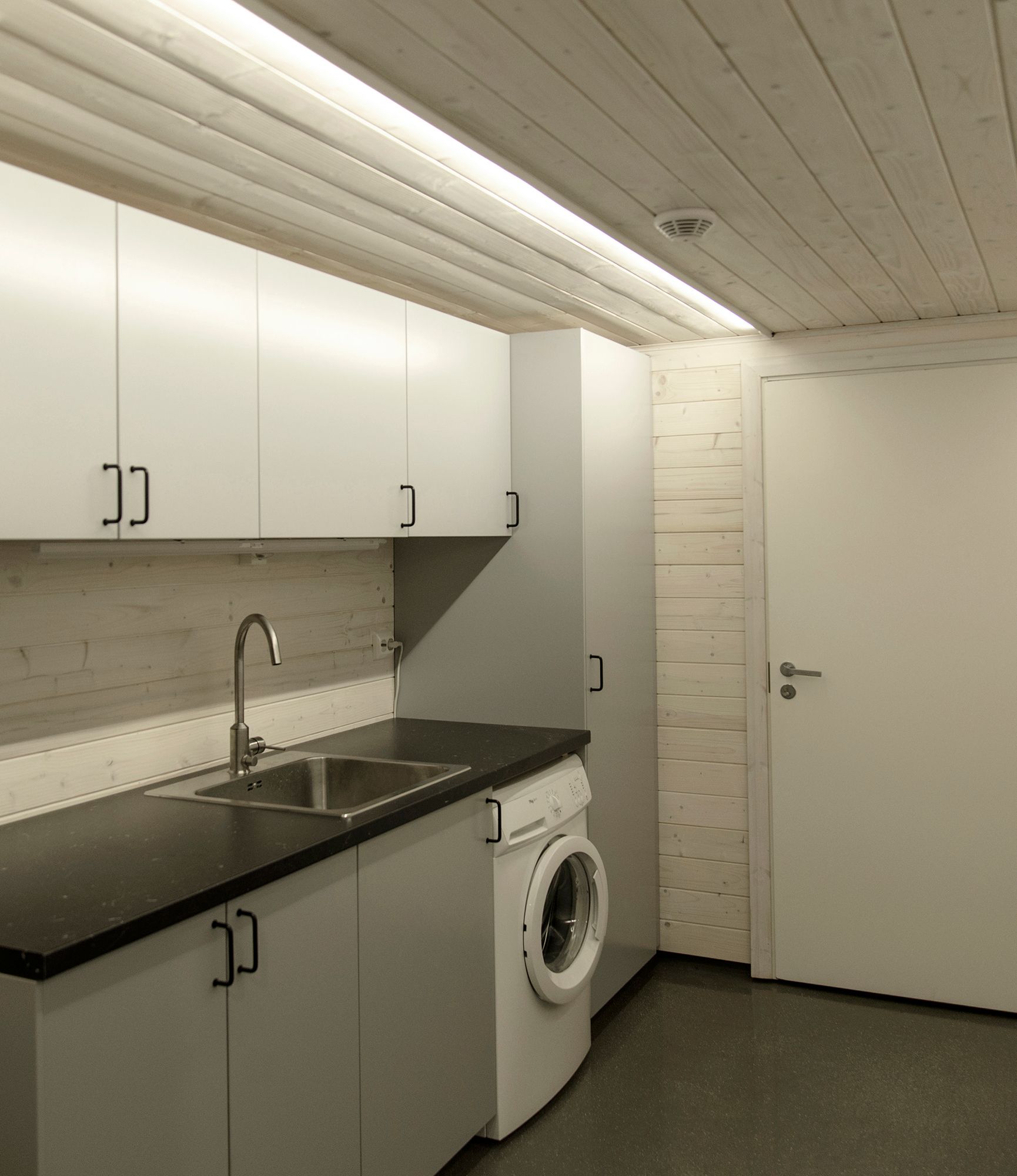 Ledlist ytmonterad för att ge allmänbelysning i ett utrymme. Profilen är riktad mot fasta möbler för att ge ljus där det behövs som mest. Ledstore.fi