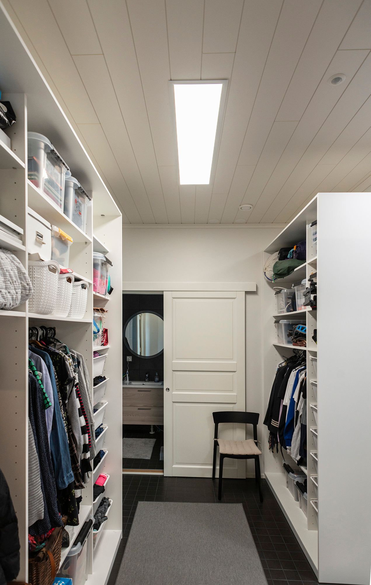 UPPOAVA Led Panel 300x1200 ljusarmatur som belyser garderoben effektivt och jämnt. Ledstore.fi