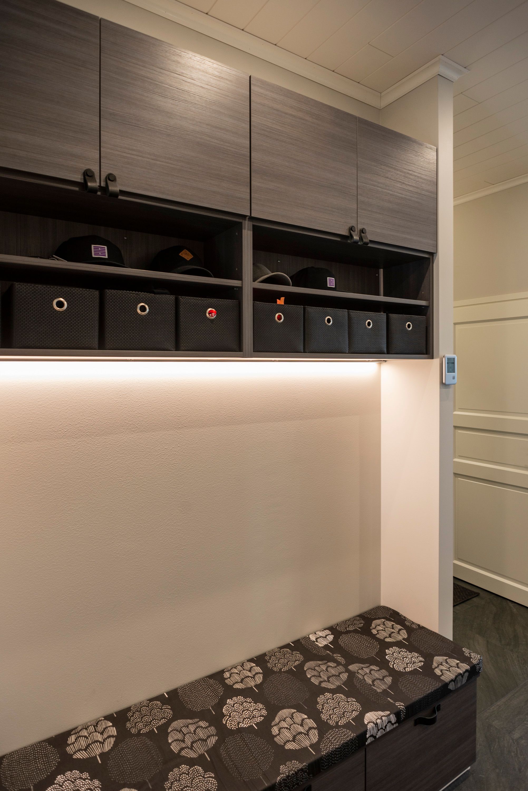 Entrébelysning i botten av överskåpet med LED-list i en låg profil ovanför bänken. Ledstore.fi