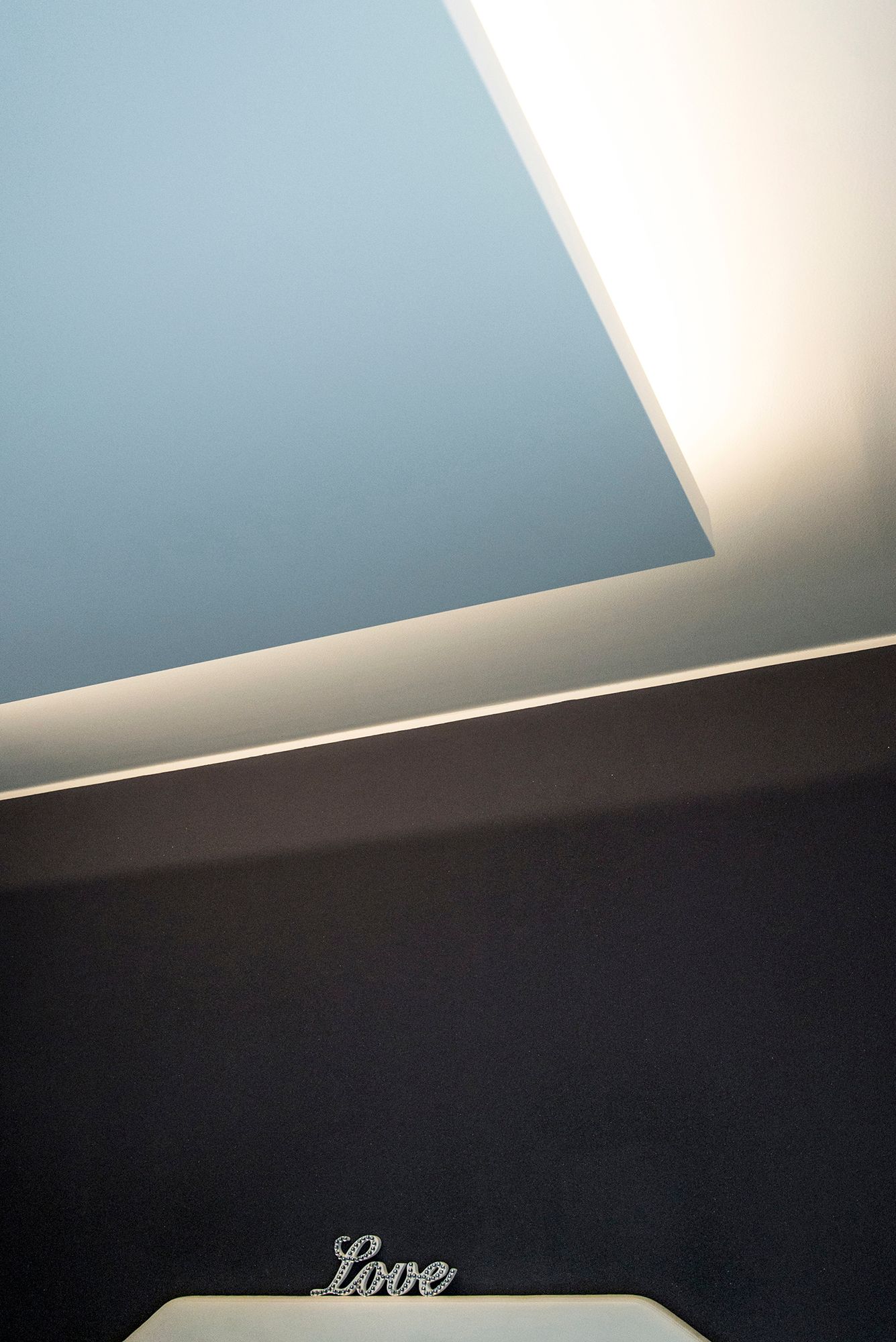 Ledlist på nedervåningen som ger indirekt ljus i sovrummet. Ledstore.fi
