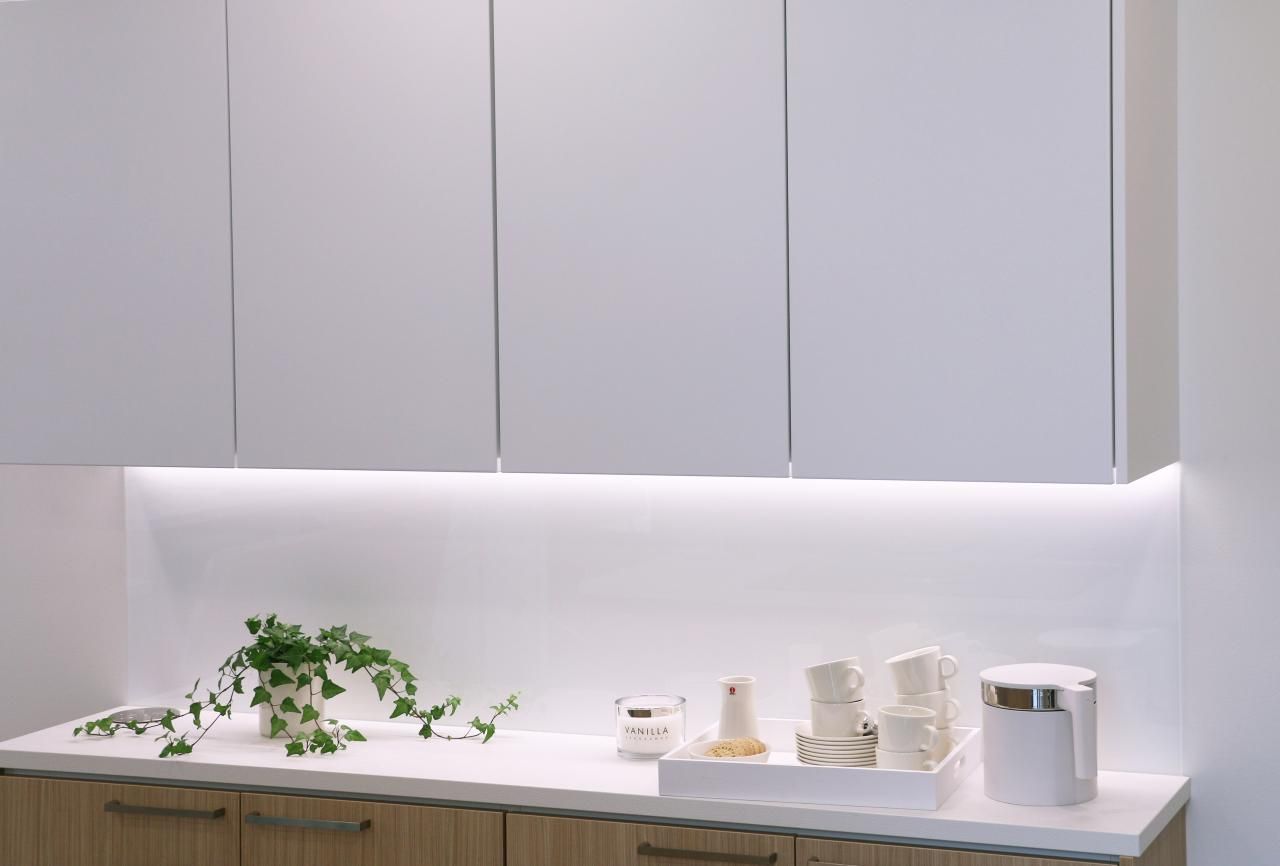 LED STORE text i stora bokstäver på en vit fyrkantig kontur, i mitten på en grön bakgrund; perfekt för varumärkesprofilering av LED-belysningsbutiker.