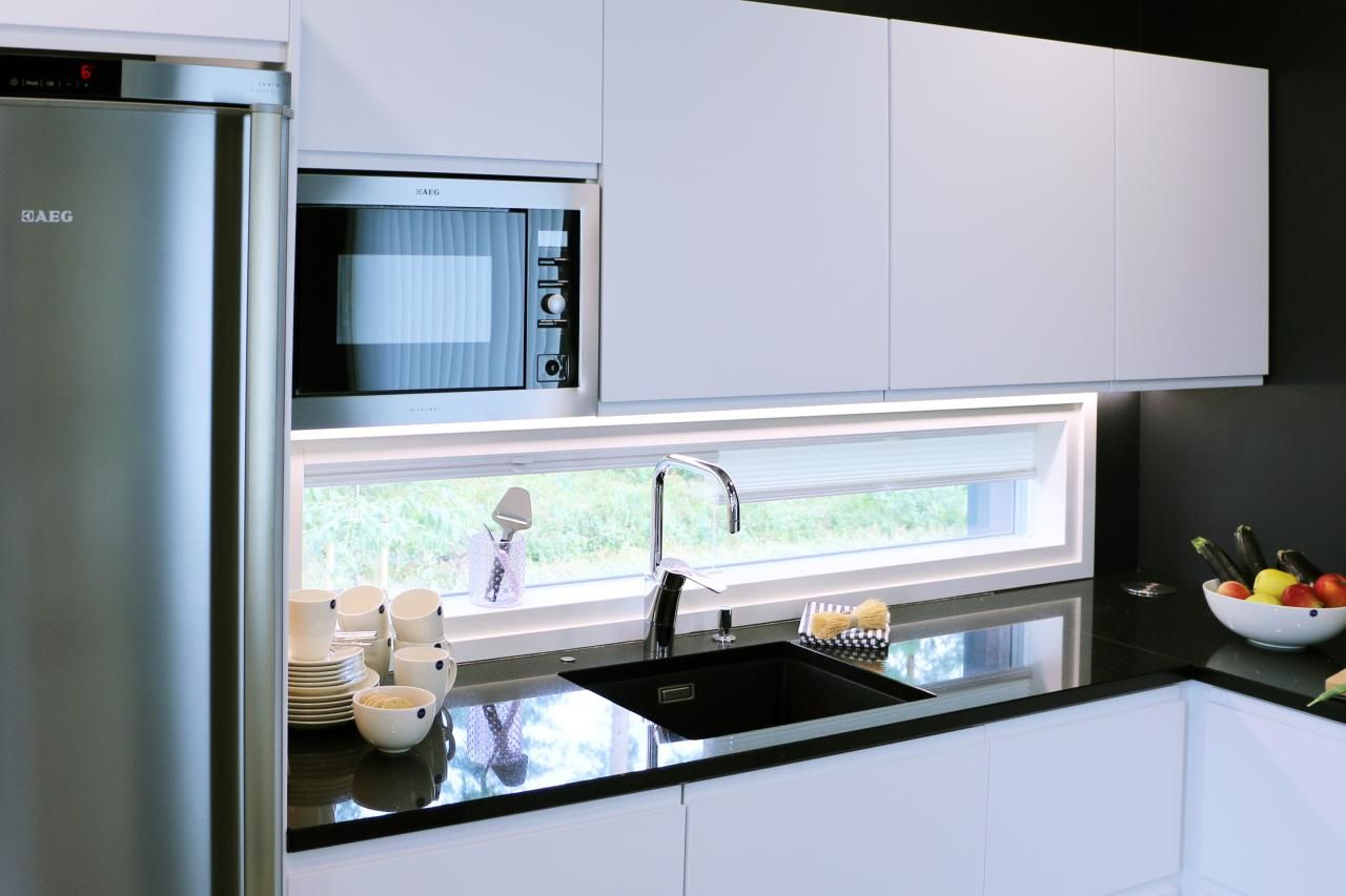 Minimalistisk "LED STORE"-text på en vit kvadrat mot en grön bakgrund som lyfter fram vår LED-belysningskollektion. Den perfekta blandningen av stil och miljövänlig innovation.