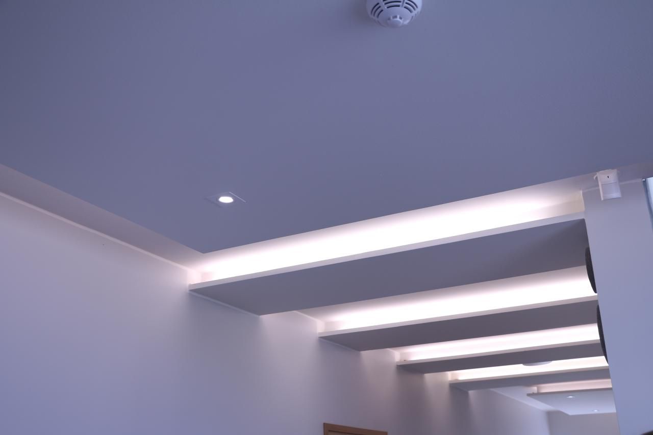 LED STORE-logotypen på en grön bakgrund: en vit kvadrat och fet text ökar synligheten för varumärket för energieffektiv belysning.