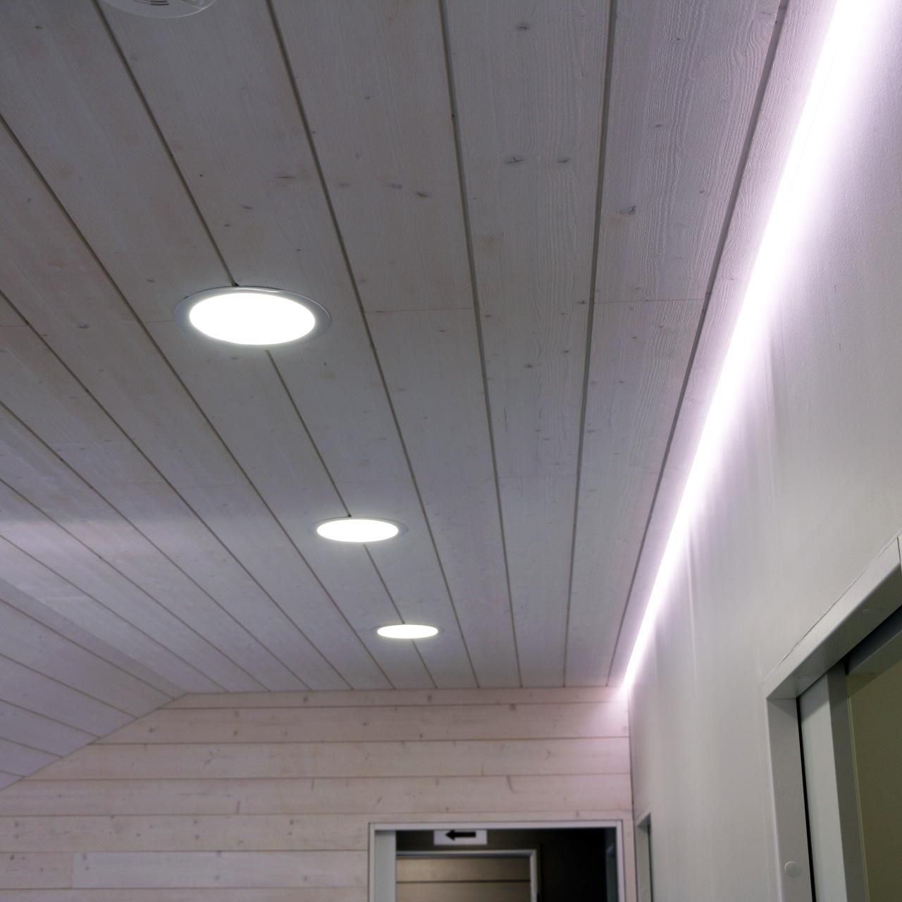 LED Stores logotyp: en vit fyrkant med texten "LED STORE" i stora bokstäver på en grön bakgrund, som lyfter fram energieffektiva belysningslösningar.