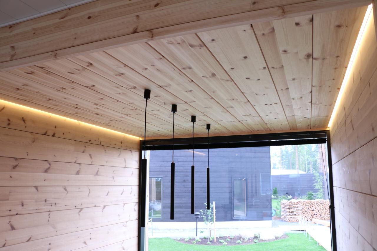Logotyp för LED-belysningsbutik på grön bakgrund med fet vit text "LED STORE" i mitten av en vit kvadrat.