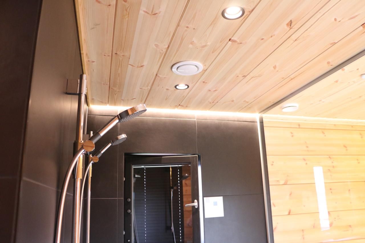 Minimalistisk design med en vit fyrkant och texten "LED STORE" på en grön bakgrund, vilket förstärker varumärket och synligheten för butiken med LED-belysning.