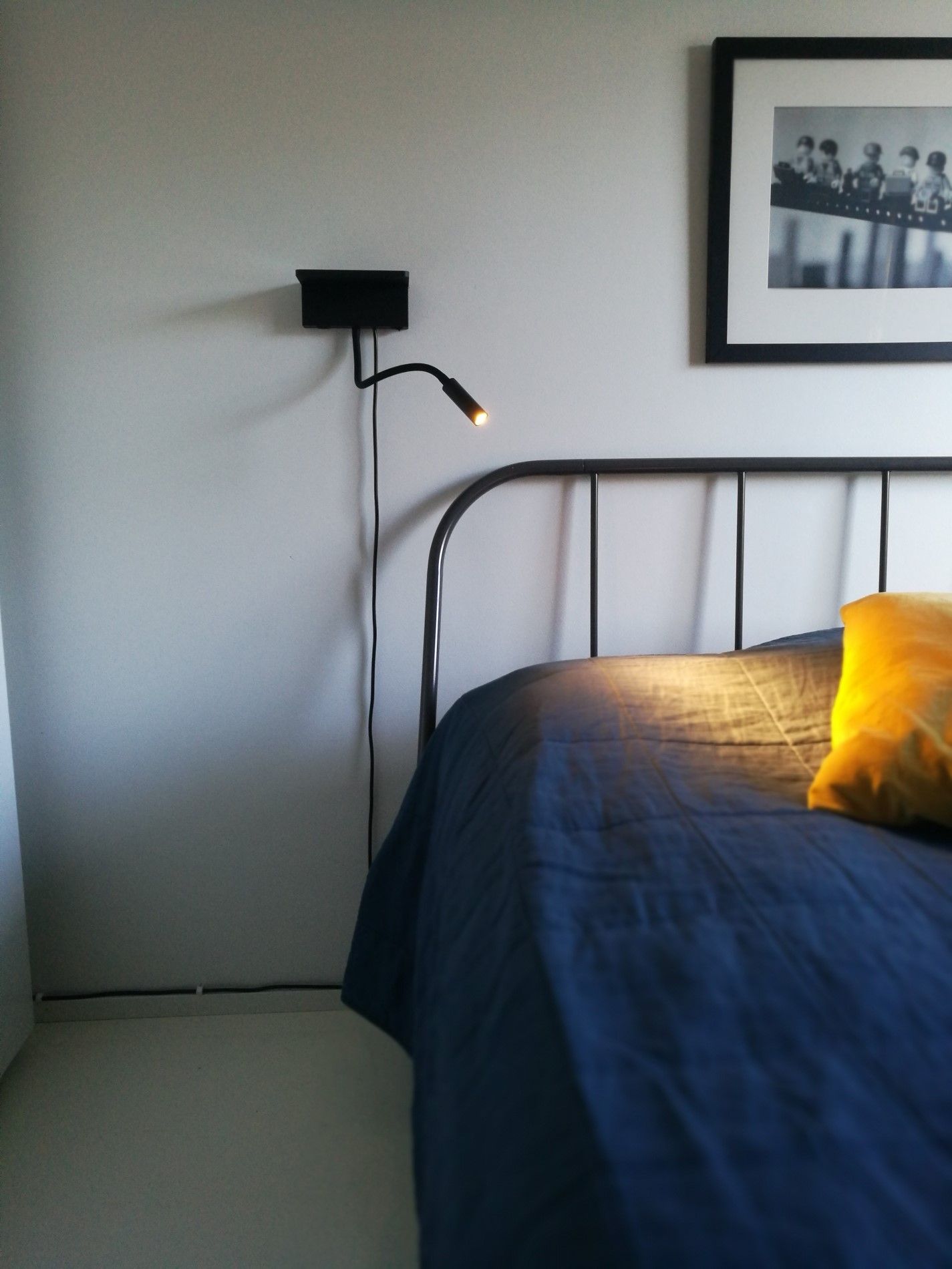 NIGHT BLADE lampa på väggen bredvid sängen, upplyst