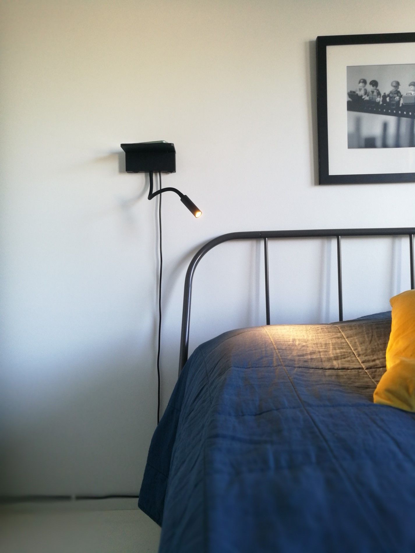 NIGHT BLADE lampa på väggen bredvid sängen, upplyst