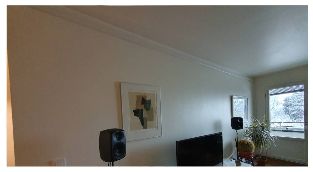 Den installerade indirekta belysningen i vardagsrummet är snygg