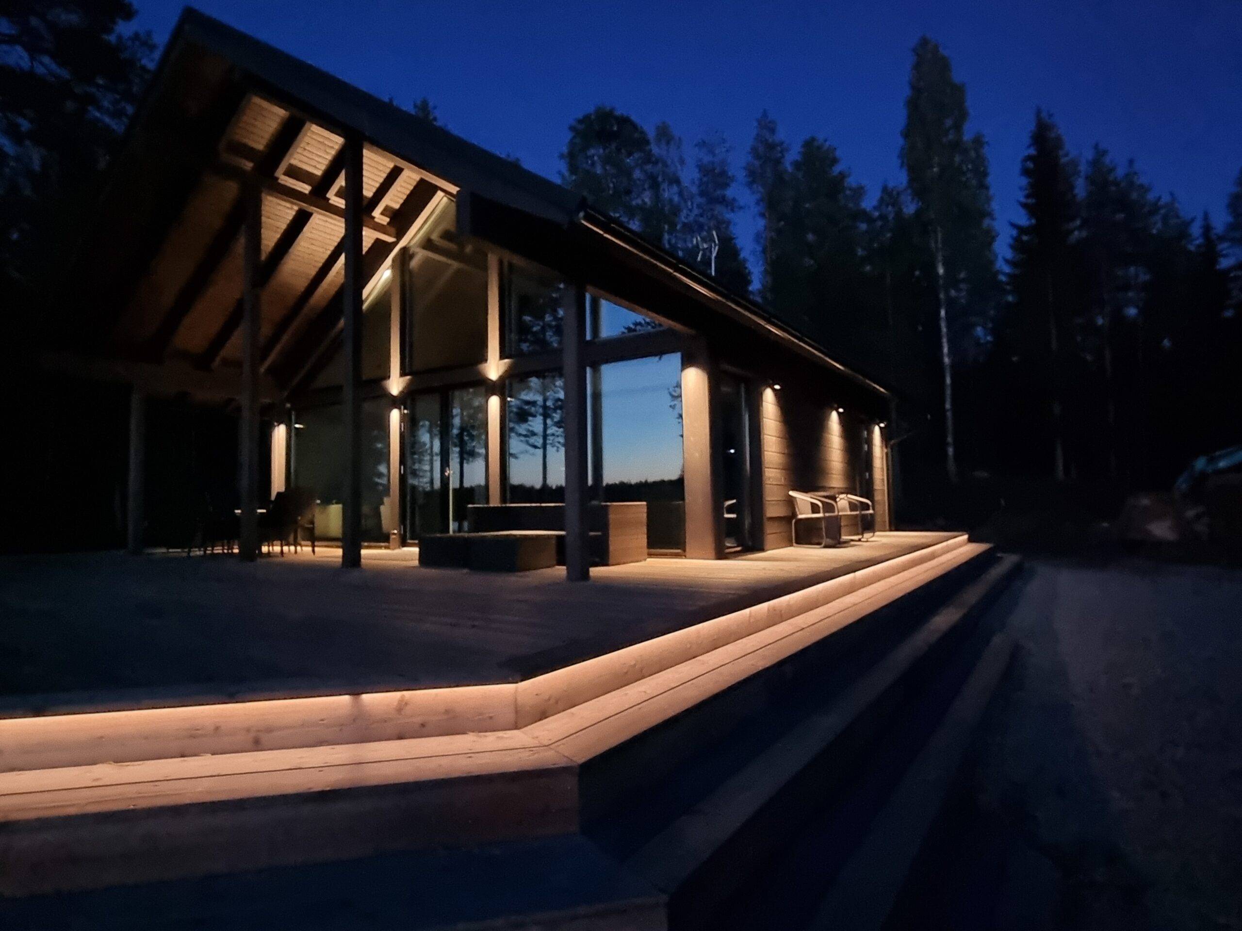 Led-lister kan installeras kontinuerligt över långa sträckor. Här har trappstegen på en terrass belysts genom att en LED-list placerats under det första trappsteget, så att ljusets kontrast visar den gående var det första trappsteget är. 