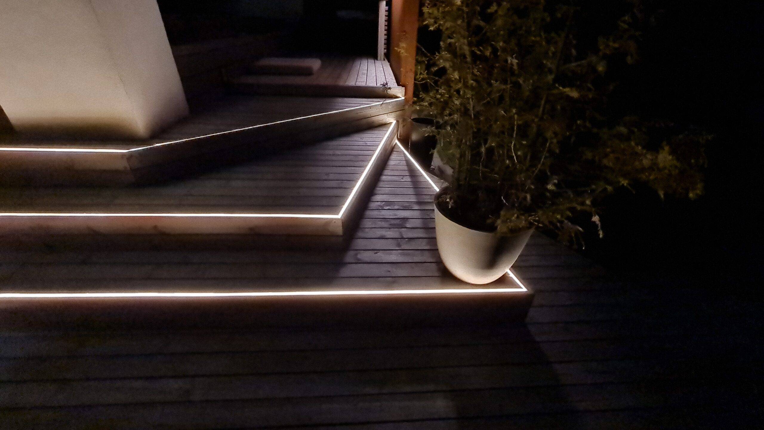 NEON-ledlist installerad på kanterna av trappstegen på terrassen.