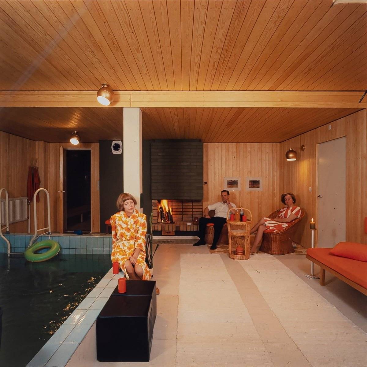 Bilden visar en familj som njuter av sin fritid i den nyrenoverade, fantastiska poolen och den öppna spisen. Foto från en kunds familjealbum.