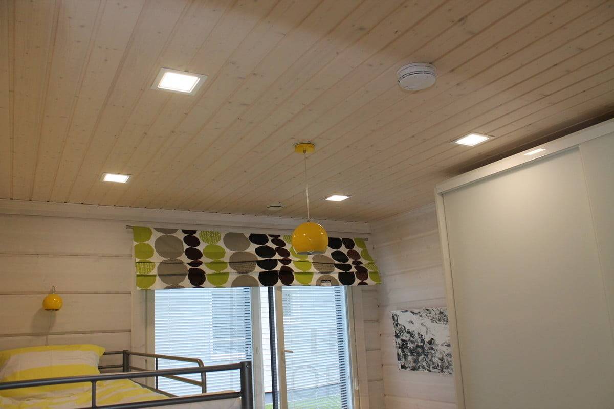 Belysning i barnrummet. 200x200 ledpaneler i sovrummets tak.
