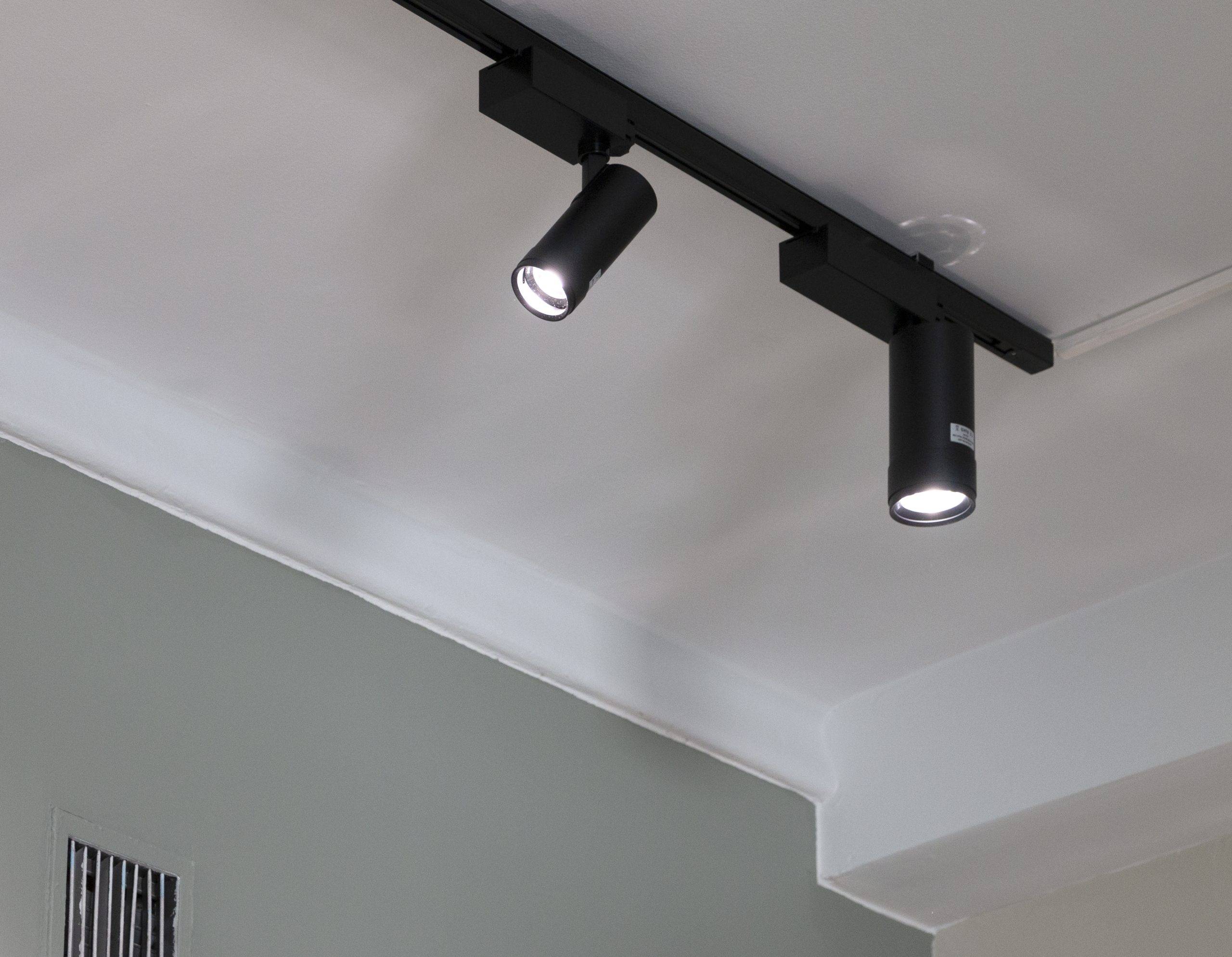 LedSotre interiörbelysning, FOKUS strömskenor, 15W svart till vänster och 35W svart till höger.