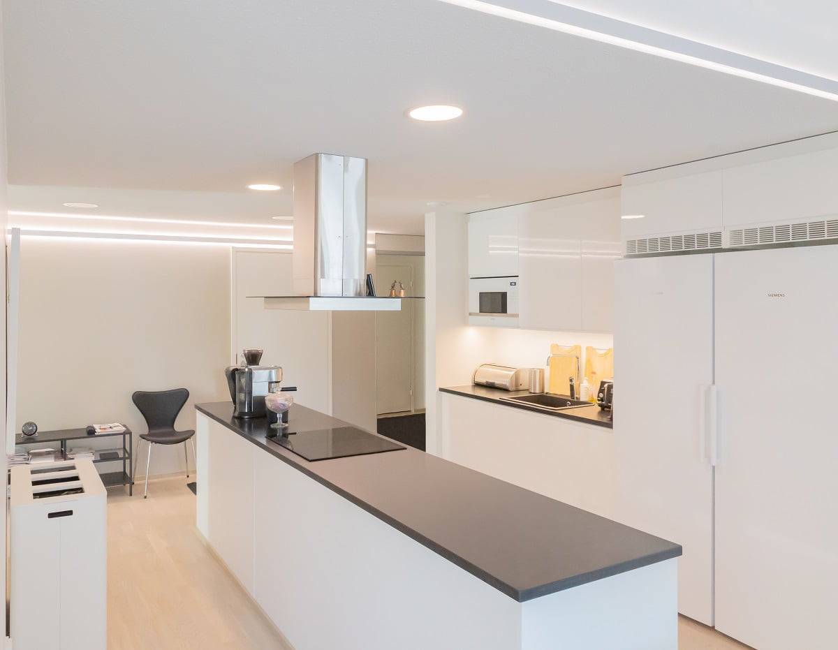 LED-lampan har en lång livscykel. Det öppna köket belyses av cirkulära Plafond200 downlights. ©LedStore