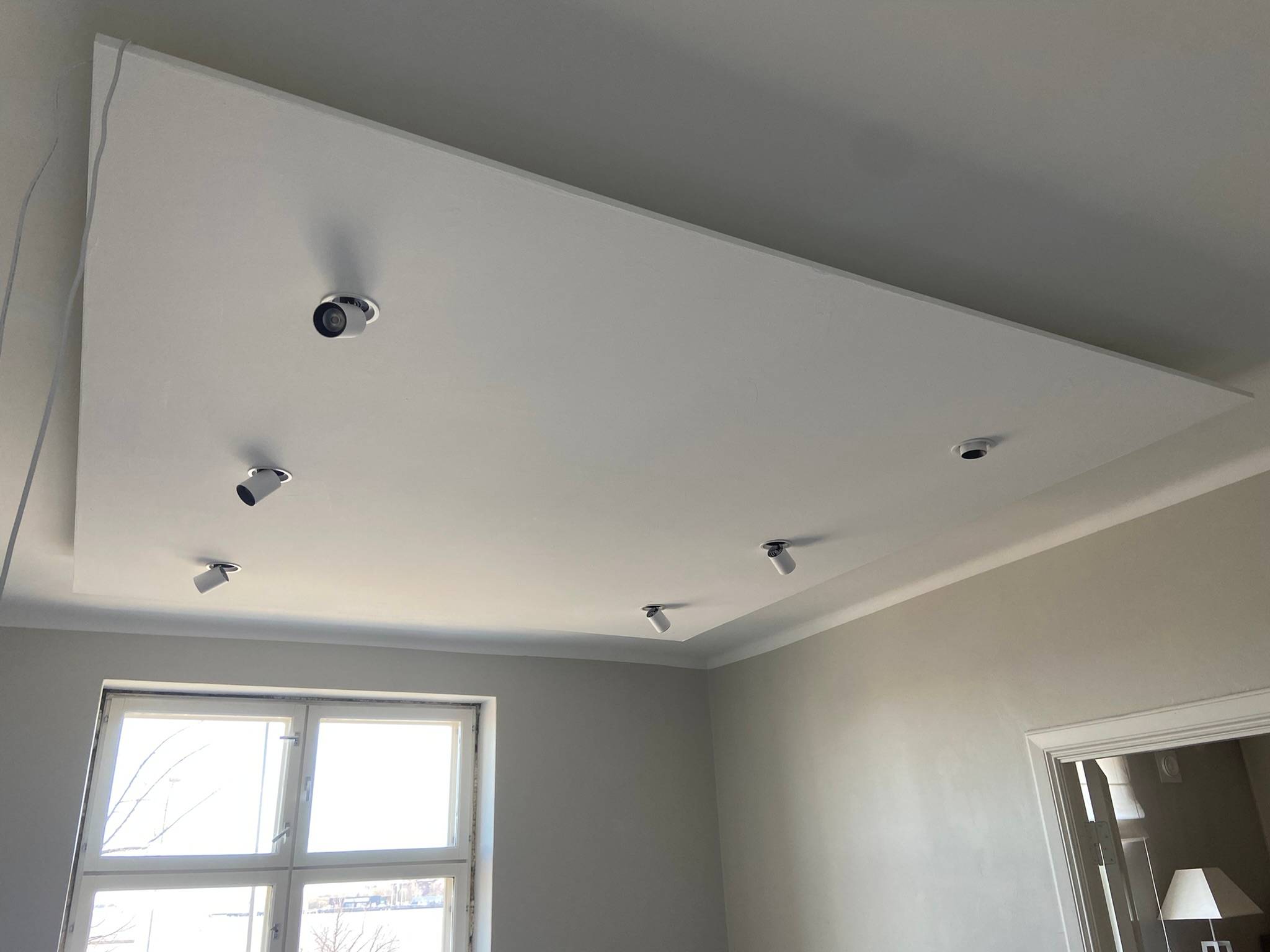 Installation pågår för sex Kolo spots. En droppe gipsskiva har gjorts i taket för att skapa mer installationsutrymme.