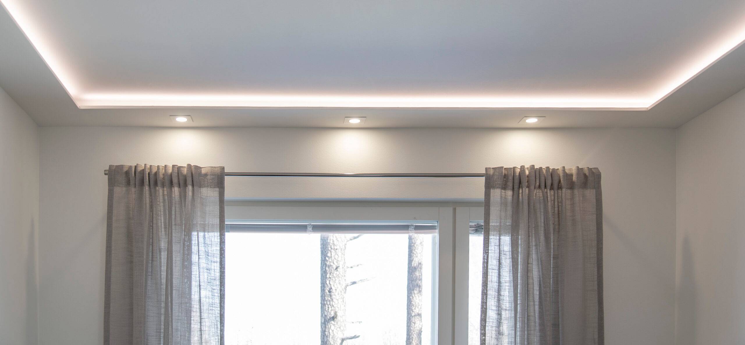 Invändig belysning med LED-lampor har skapats med spotlights för att belysa arbetsstationen och LED-lister för att indirekt belysa rummet.