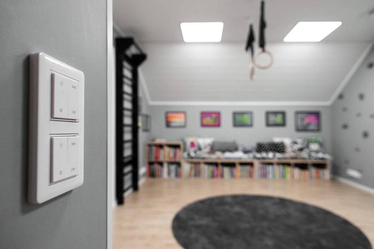 Trådlös Light RF-styrenhet i väggmonterad EXXACT-ram