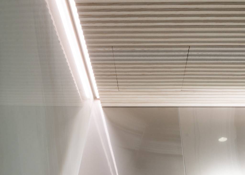 elektriskt säker och produktsäker installation i mellantaket erhålls också snyggt