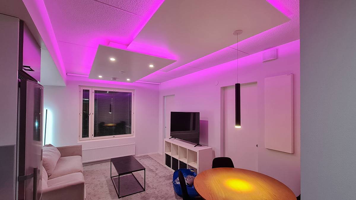 Det indirekta ljuset i taket är klart. Rosa ljus i taket för en tjejkväll?
