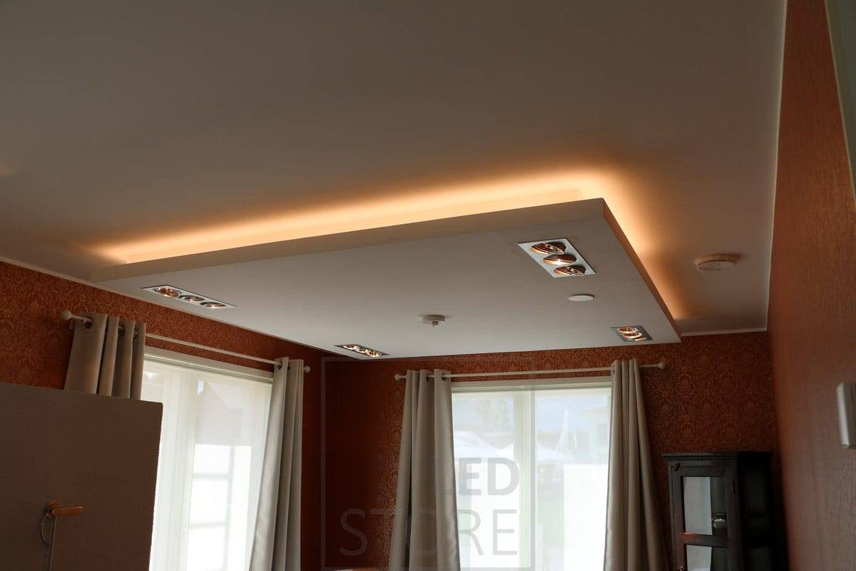 Runt nedstigningen lyser en LED-remsa upp det indirekta ljuset. Frågan om 3000k vs. 4000k har lösts med en varm ton. Ledstore.fi