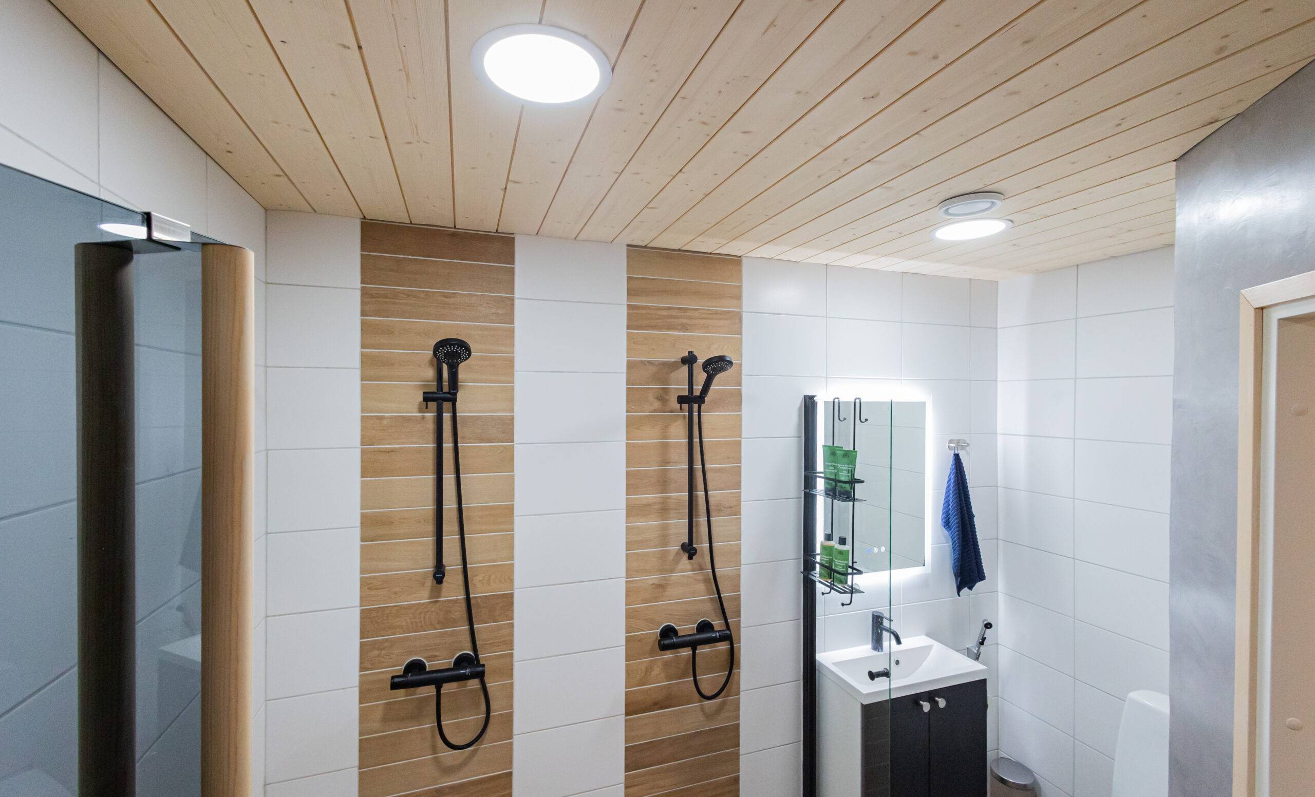 LED i badrummet, LED-ljuspaneler ger ljus över ett stort område och ger bra allmänbelysning.