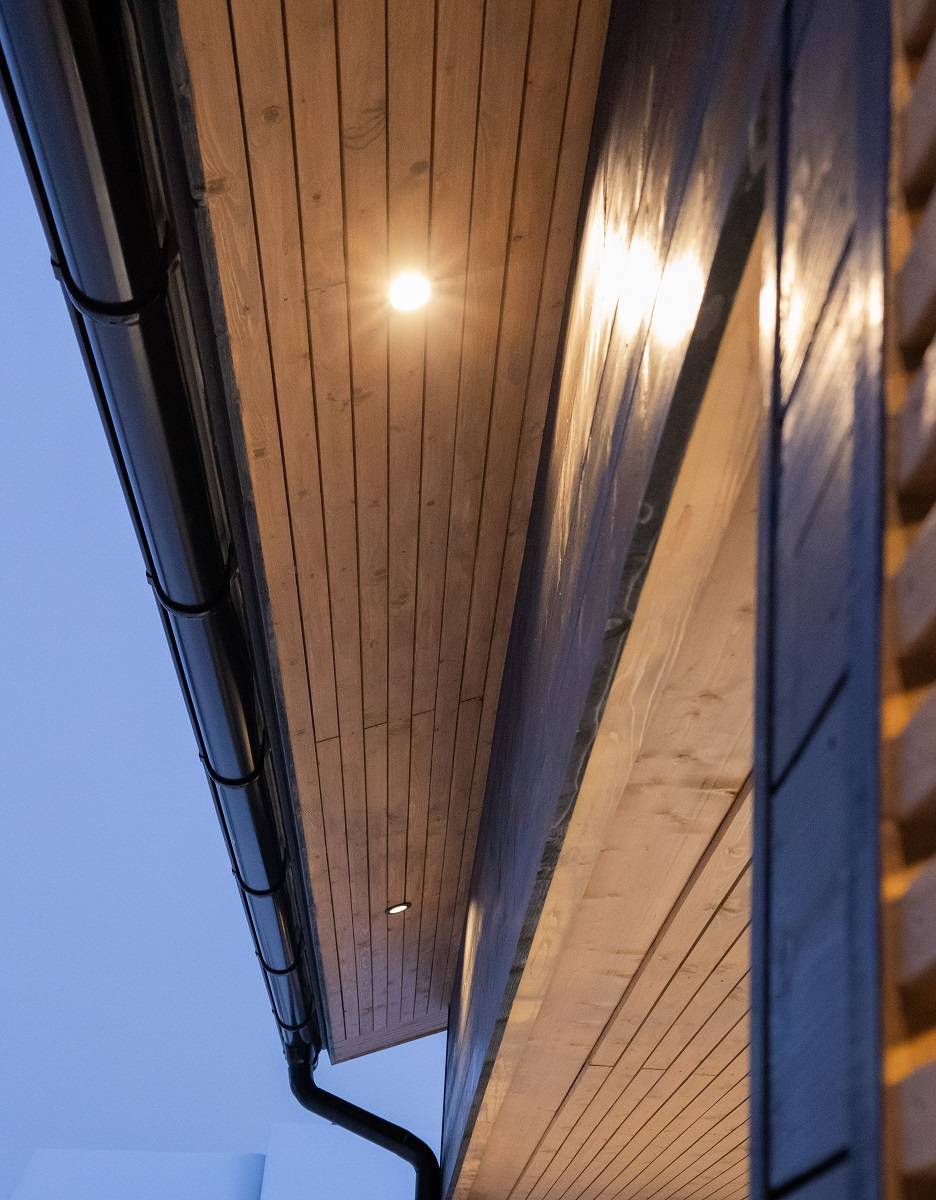 Spaltbelysning i carport med LED-strålkastare