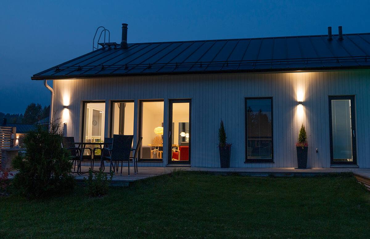 LED-lampor som blinkar i kameran. Utvändig belysning på bostadens yttervägg