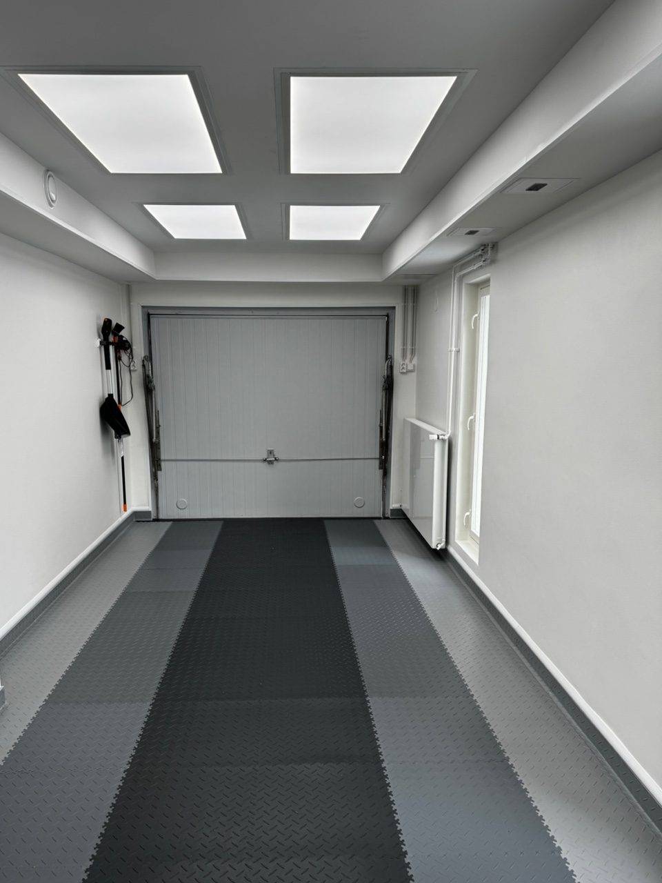 Garagelampor implementerade med panelbelysning