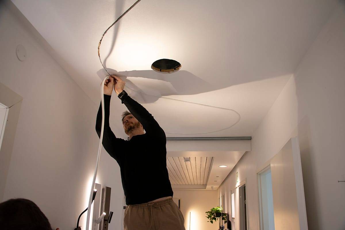 Fäste för Led NEON-tejp. Lämplig spårbredd i putsen är 10 mm när bandet är böjt, inget lim eller annan infästning behövs vid kanterna.